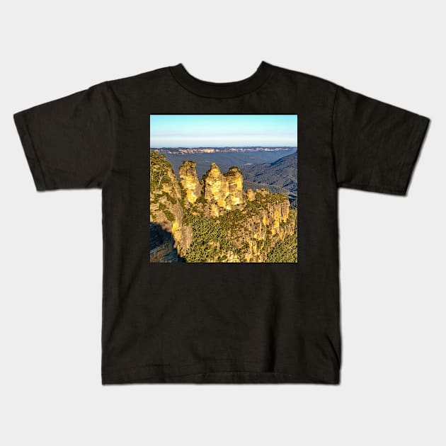 Three Sisters, Echo Point, Jamison Valley, Blue Mountains, NSW, Australia Kids T-Shirt by Upbeat Traveler